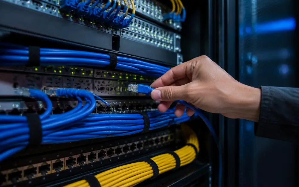 Rack organizado com cabeamento estruturado de dados e voz